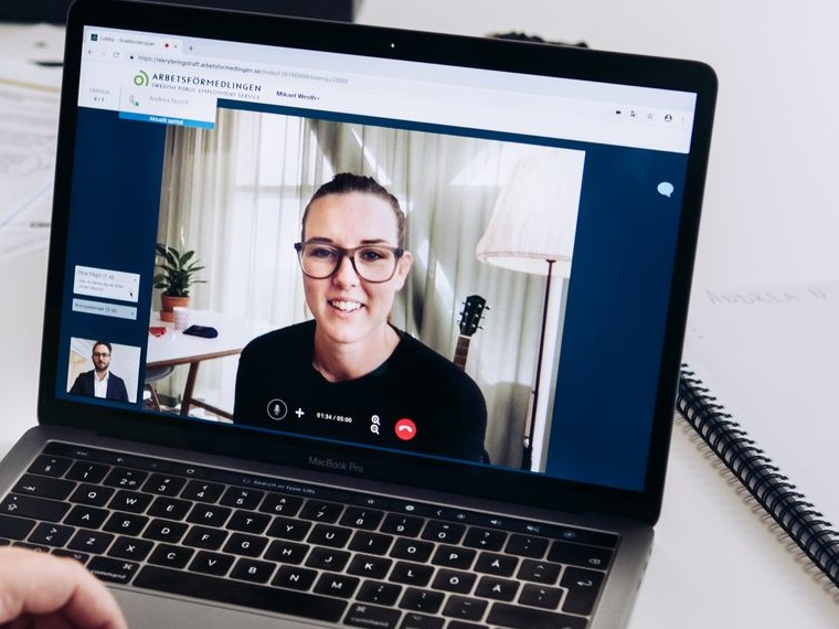 A recruiter in a five-minute video interview on Speed Interviews, Arbetsförmedlingen's video recruitment service.